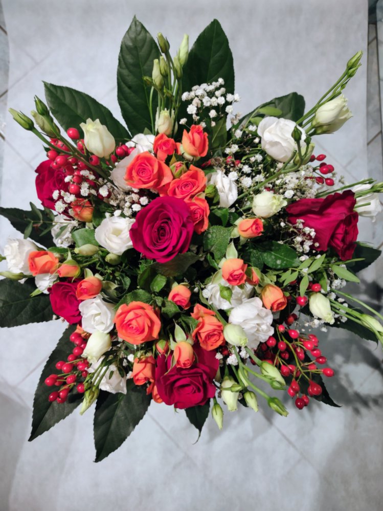 Foto Bouquet di fiori assortito con fantasia.  