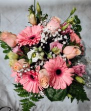 Bouquet di rose, gerbere e fiori di complemento.