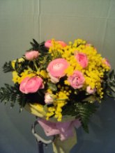 Bouquet di mimosa e ranuncoli