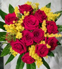 Bouquet con rose rosse e mimosa