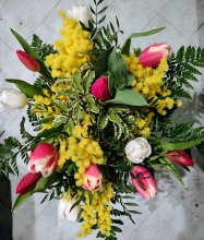 Bouquet di tulipani e mimosa