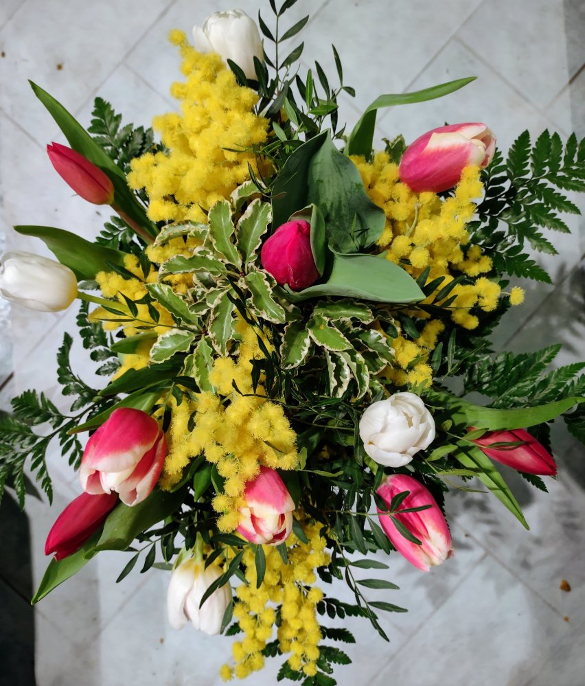 Foto Bouquet di tulipani e mimosa