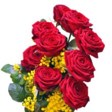 Mazzo di rose rosse e mimosa.