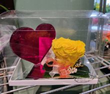Rosa stabilizzata con cuore in legno