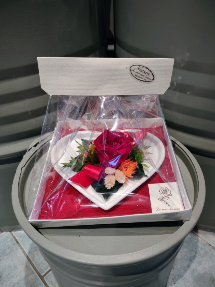 Cuore in ceramica con rosa stabilizzata